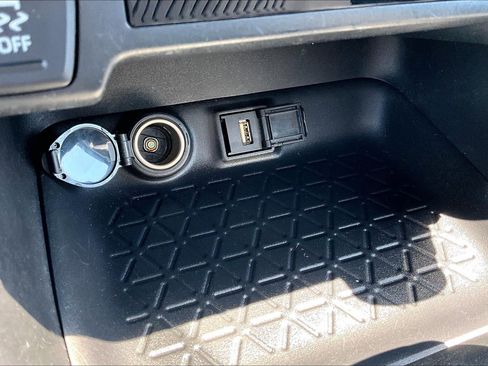 Used 2021 Toyota RAV4 LE AWD/4WD image 31