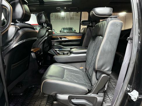 Used 2022 Jeep Grand Wagoneer Series III AWD/4WD image 7