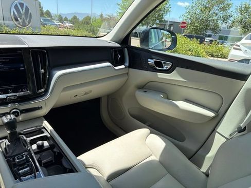 Used 2019 Volvo XC60 T5 Momentum w/ Multimedia Package AWD/4WD image 20