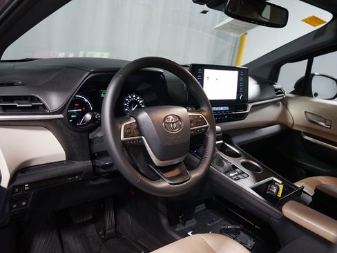 Used 2023 Toyota Sienna XLE FWD image 7