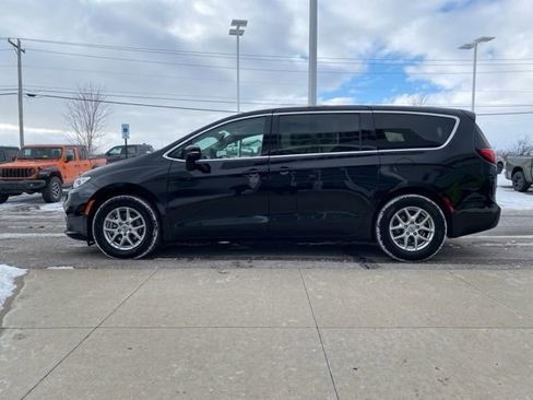 Certified 2024 Chrysler Pacifica Touring-L image 8