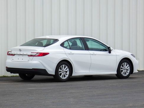Used 2025 Toyota Camry LE image 3