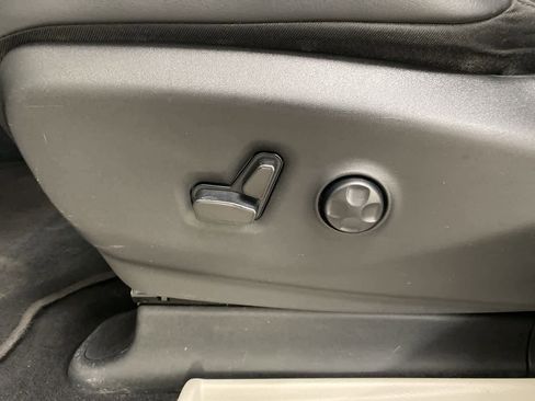 Used 2023 Chrysler Pacifica Touring-L image 13