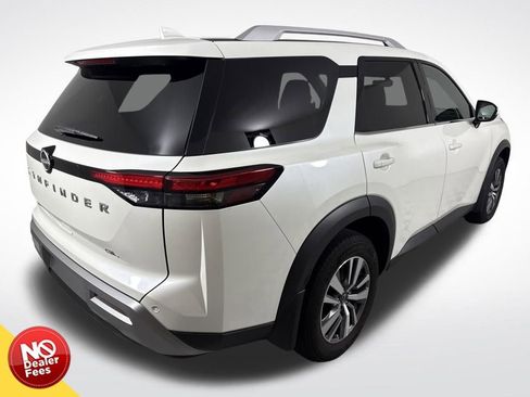 Used 2023 Nissan Pathfinder SL image 3