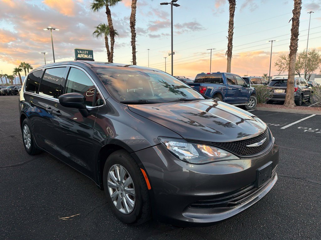 Used 2018 Chrysler Pacifica L FWD image 3