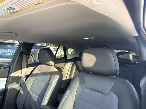 Certified 2025 Chevrolet Trax LT FWD image 19