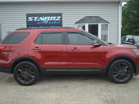 Used 2018 Ford Explorer XLT w/ Equipment Group 202A FWD image 6