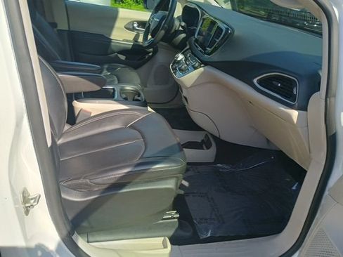 Used 2023 Chrysler Pacifica Touring-L FWD image 14