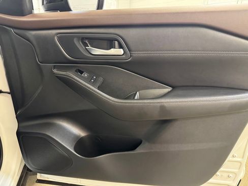 Used 2023 Nissan Rogue SL w/ SL Premium Package image 31