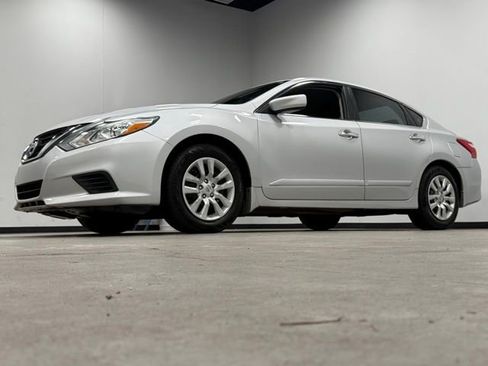 Used 2017 Nissan Altima 2.5 S w/ Power Driver Seat Package image 5