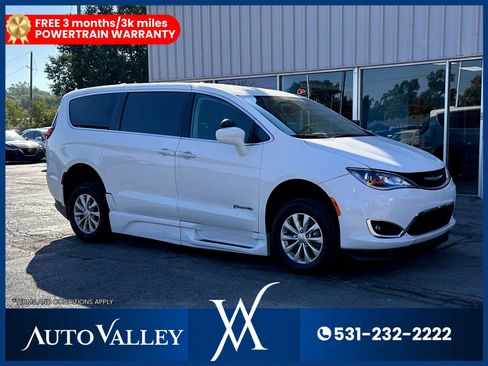Used 2018 Chrysler Pacifica Touring Plus FWD image 2