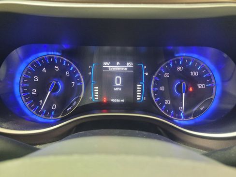 Used 2017 Chrysler Pacifica Touring FWD image 23