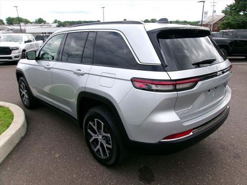 Certified 2025 Jeep Grand Cherokee Limited w/ Luxury Tech Group II AWD/4WD image 4