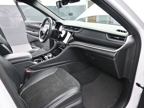 Used 2023 Jeep Grand Cherokee Altitude image 22