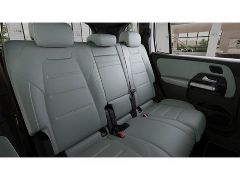 Used 2026 Mercedes-Benz GLB 250 4MATIC image 5