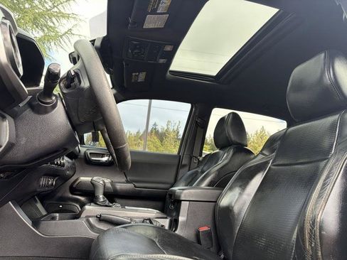 Used 2018 Toyota Tacoma TRD Off-Road AWD/4WD image 12