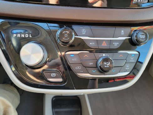 Used 2021 Chrysler Voyager LX image 19