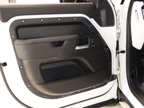 Used 2025 Land Rover Defender 110 S image 37