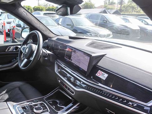 Used 2025 BMW X7 xDrive40i w/ M Sport Package image 16