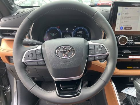 New 2026 Toyota Highlander Platinum AWD/4WD image 10