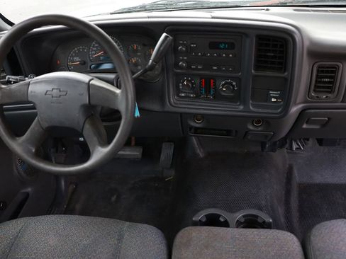 Used 2004 Chevrolet Silverado 1500 W/T image 2