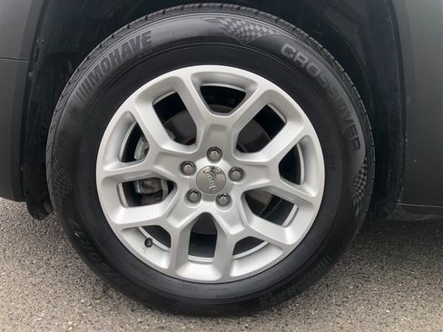 Used 2018 Jeep Renegade Latitude FWD image 16
