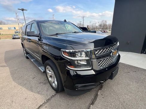 Used 2018 Chevrolet Suburban LT w/ LT Signature Package image 8