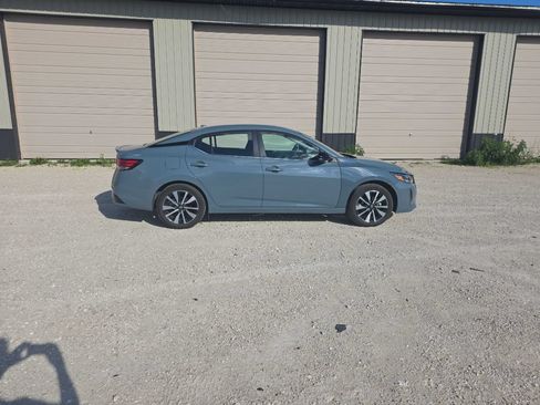 Used 2025 Nissan Sentra SR FWD image 2
