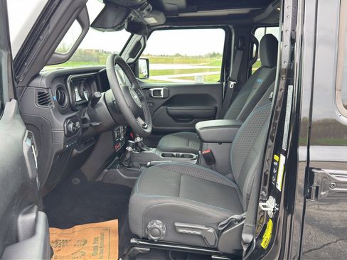 Used 2025 Jeep Wrangler Unlimited Rubicon 4xe w/ Convenience Group AWD/4WD image 13