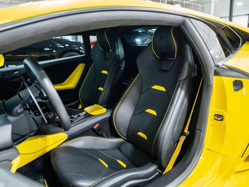 Used 2021 Lamborghini Huracan EVO RWD image 11