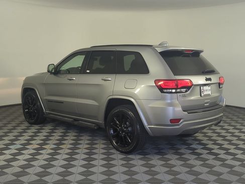 Used 2018 Jeep Grand Cherokee Altitude RWD image 4