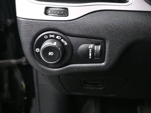 Used 2020 Jeep Cherokee Latitude AWD/4WD image 23