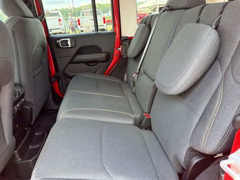 Used 2025 Jeep Wrangler Unlimited Sahara AWD/4WD image 13