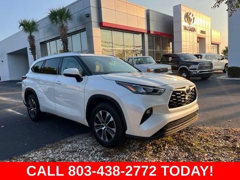 Used 2020 Toyota Highlander XLE FWD image 1