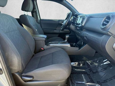 Used 2017 Toyota Tacoma TRD Off-Road w/ Premium & Technology Package image 11