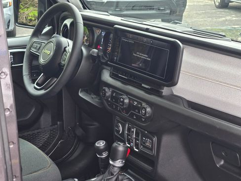 Used 2025 Jeep Wrangler Unlimited Sport AWD/4WD image 8