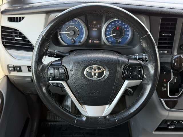 Used 2016 Toyota Sienna XLE FWD image 12