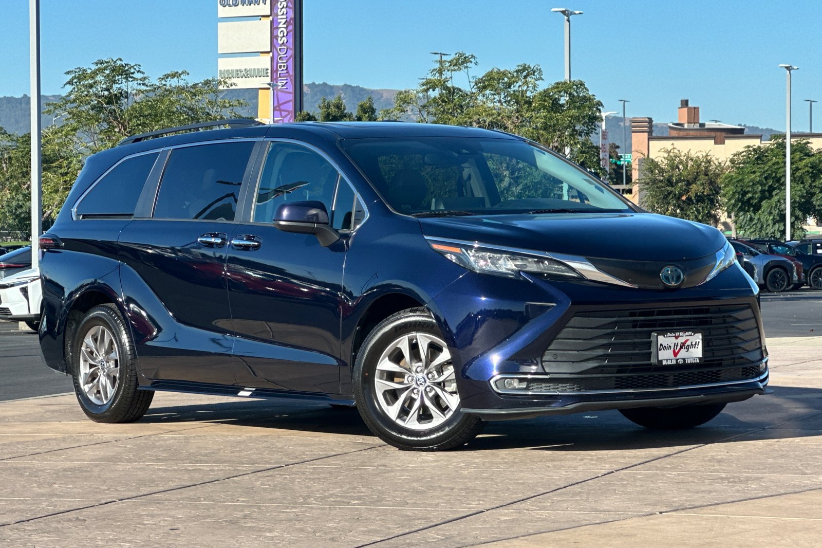 Certified 2023 Toyota Sienna XLE FWD image 2