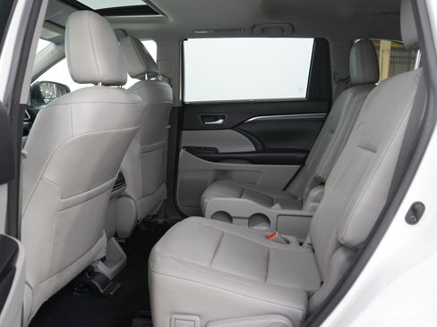 Used 2017 Toyota Highlander Limited AWD/4WD image 16
