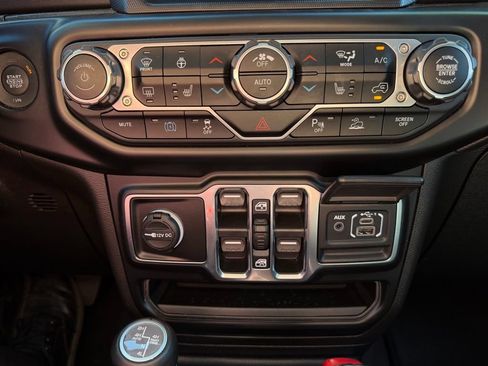Used 2022 Jeep Wrangler Unlimited Sahara AWD/4WD image 27