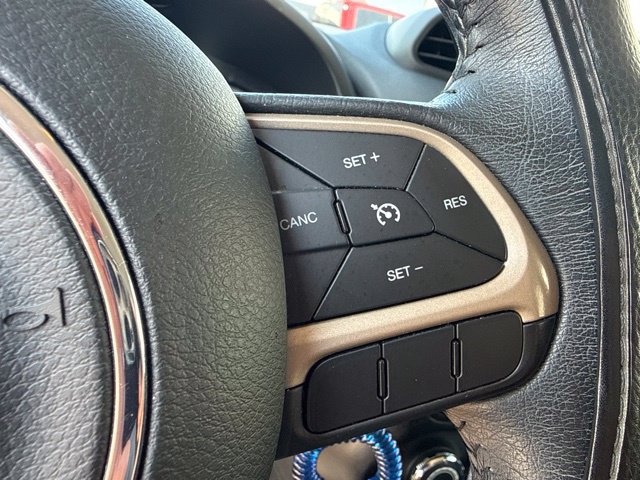 Used 2015 Jeep Renegade Latitude FWD image 16