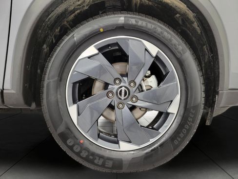 Used 2025 Nissan Rogue SV image 4