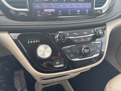 Used 2021 Chrysler Pacifica Touring-L image 19