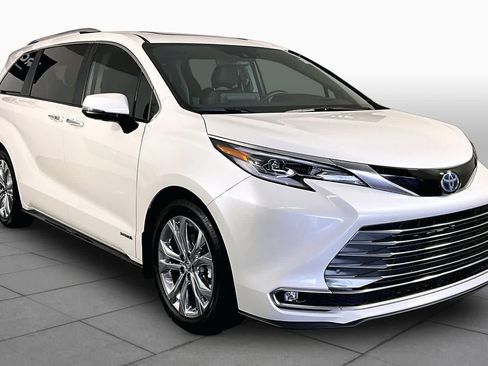 Used 2021 Toyota Sienna Platinum FWD image 3
