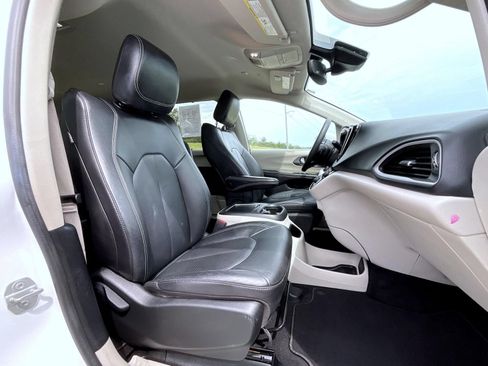 Used 2022 Chrysler Pacifica Touring-L FWD image 14