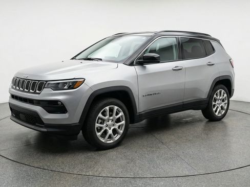 Used 2025 Jeep Compass Limited AWD/4WD image 3