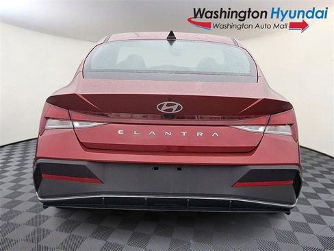 Certified 2025 Hyundai Elantra SE image 5