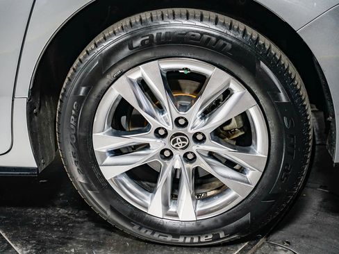 Used 2021 Toyota Sienna Limited image 12