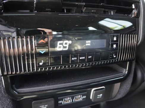 Used 2022 Jeep Wagoneer Series III w/ Premium Group I AWD/4WD image 4