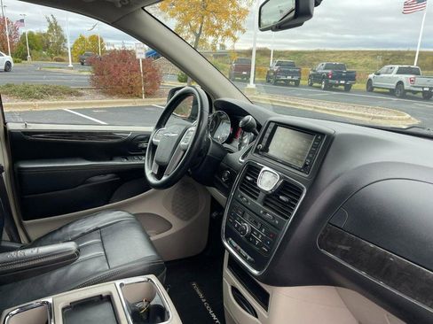 Used 2016 Chrysler Town & Country Touring w/ Driver Convenience Group image 9